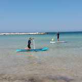 Qui il �gioco� consiste nel �navigare� in piedi su una tavola (rigida o gonfiabile) legata alla caviglia da un laccio, che viene guidata da una pagaia (paddle).  Si rema in modo costante, alterando cio� la pagaiata da una parte e dall�altra della tavola e cambiando continuativamente le braccia con cui la si afferra